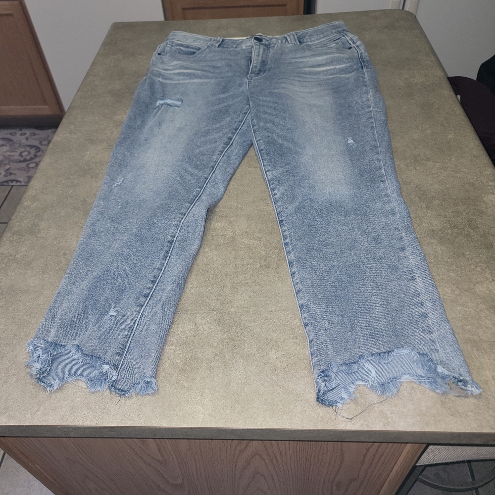 Democracy Distressed Light Blue Cropped Jeans